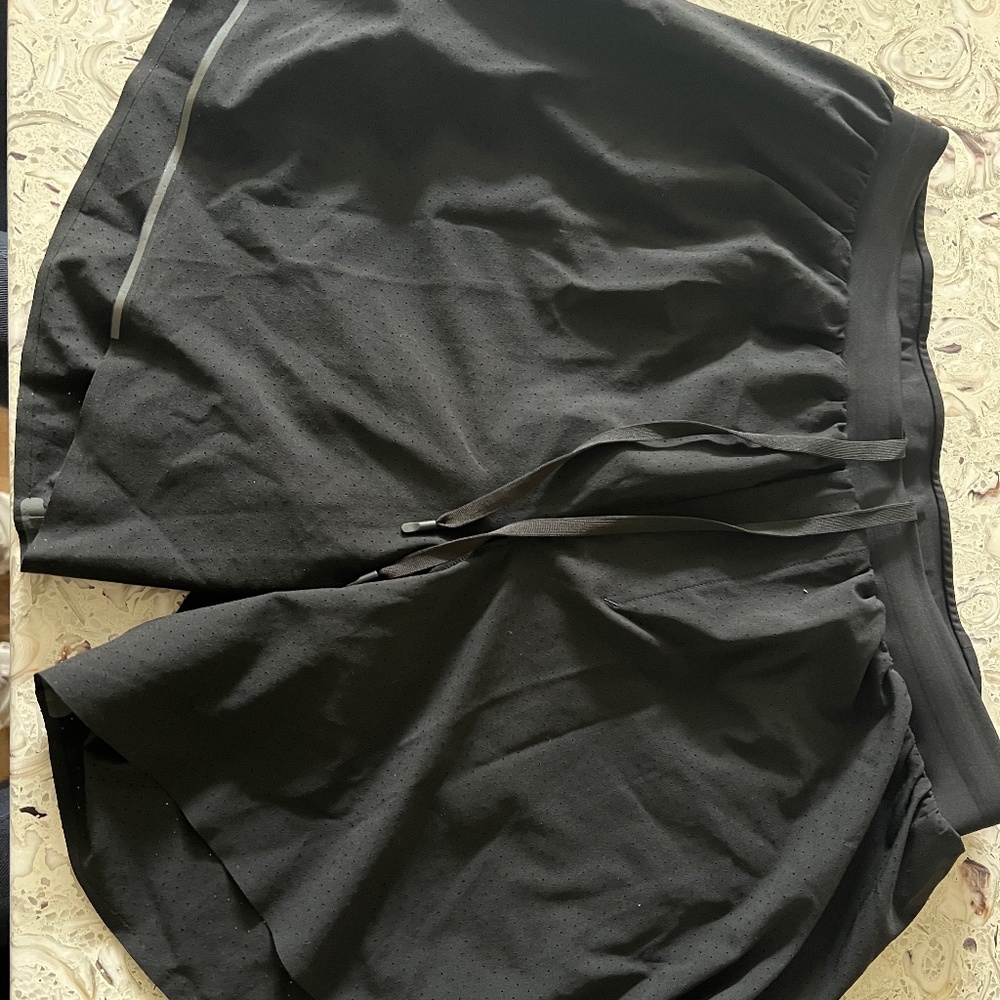 black medium mens lulu Lemon fast and free lined shorts 6"